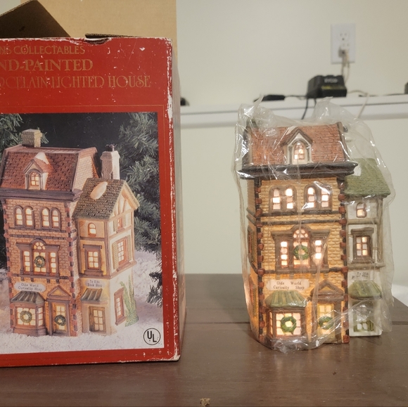 Dickens Collectibles Hand Painted Lighted Houses - Picture 1 of 1